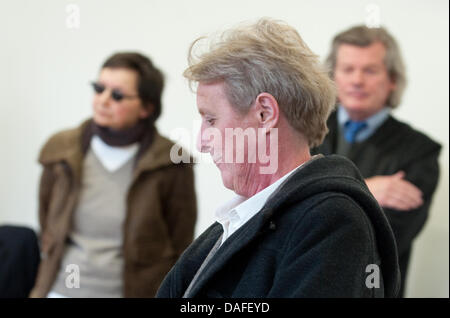 Ancien terroriste de la RAF Silke Maier-Witt (C) apparaît comme témoin dans le procès à la cour de district de Stuttgart, Allemagne, 24 février 2011. Ancien terroriste de la RAF et le défendeur Verena Becker (retour-L) est accusé d'être complice de l'assassinat de Buback Général Attourney en 1977 et se tient à la cour avec son avocat et Hans Wolfgang Euler (R). Photo : Uwe Anspach Banque D'Images