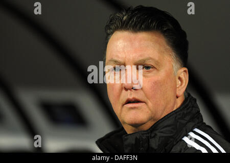 L'entraîneur-chef de Munich Louis Van Gaal est photographié avant l'UEFA Champions League match FC Bayern Munich vs Inter Milan au stade Meazza de Milan, Italie, 23 février 2011. Munich a remporté le match 1-0. Photo : Peter Kneffel Banque D'Images