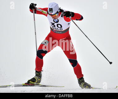 Marit Bjorgen médaillé d'or de la Norvège s'approche de la ligne d'arrivée de la women's free sprint final à l'événement de la cross-country Championnats du Monde de ski nordique à Oslo, Norvège, 24 février 2011. Photo : Patrick Seeger Banque D'Images