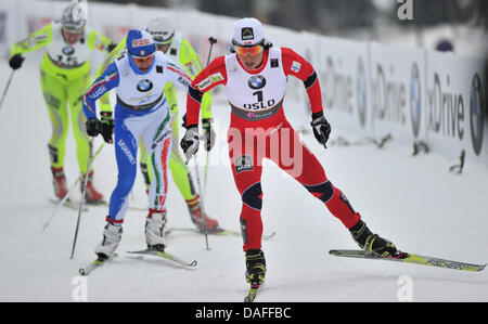 (R POUR L : Marit Bjorgen) médaille d'or de la Norvège est d'Arianna Follis de queue par l'Italie et Petra Majdic et Vesna Fabjan de Slovénie dans le cadre de la women's free sprint final à l'événement de la cross country Championnats du Monde de ski nordique à Oslo, Norvège, 24 février 2011. Photo : Patrick Seeger Banque D'Images