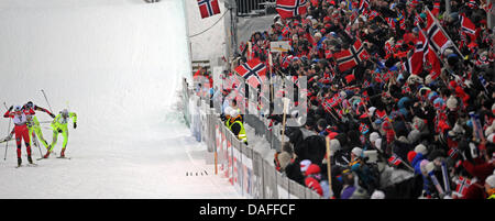 Marit Bjorgen médaillé d'or de la Norvège (L) amène le Women's free free sprint final à l'événement de la cross-country Championnats du Monde de ski nordique à Oslo, Norvège, 24 février 2011. Photo : Patrick Seeger Banque D'Images