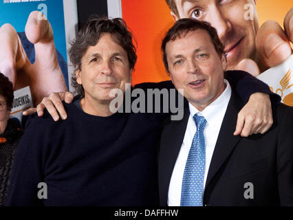 Directeur Peter Farrelly nous (L) et son frère Bobby Farrelly (R) arrivent pour la première du film 'Pass' Hall à Los Angeles, États-Unis, 23 février 2011. Photo : Hubert Boesl Banque D'Images