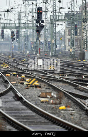 Pistes vides à Cologne, Allemagne, 25 février 2011. Le syndicat allemand des conducteurs de train GDL a lancé des grèves symboliques pour parvenir à une convention collective de travail pour tous les employés de chemin de fer, à la fois de la Deutsche Bahn et de ses concurrents privés. Photo : Henning Kaiser Banque D'Images