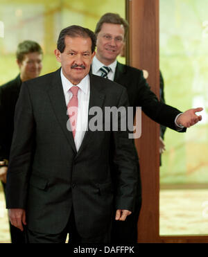 Le ministre des Affaires étrangères allemand Guido Westerwelle (R) et le vice-président colombien Angelino Garzon (L) arrivent pour une conférence de presse à l'Office des étrangers à Berlin, Allemagne, 25 février 2011. Photo : ROBERT SCHLESINGER Banque D'Images