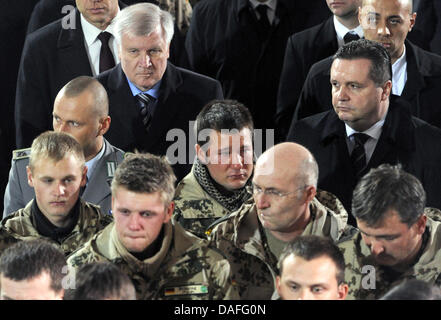 Le premier ministre bavarois Horst Seehofer (l) et le premier ministre du Bade-Wurtemberg, Stefan Mappus, laissent après la cérémonie de deuil pour les soldats allemands qui ont été tués en Afghanistan, le caporal personnel Konstantin Menz, le caporal Georg Kurat et le Master Sergeant Georg, Missulia au St Michael church dans Regen, Allemagne, 25 février 2011. Les hommes ont été tués lors d'une attaque o Banque D'Images