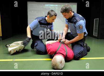 Les apprentis de la police Robert Scholz 8r9 et Henning Neumann assister à une formation pratique sur la façon de traiter avec les cambrioleurs à l'école de police de Oranienburg, Allemagne, 18 février 2011. À l'heure actuelle, 530 agents de police sont formés ici pour obtenir leur diplôme avec un baccalauréat. Photo : Bernd Settnik Banque D'Images