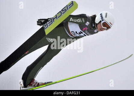 Juliane Seyfarth sauts de l'Allemagne au cours de la normale des femmes Hill chaque compétition de saut à ski au Championnats du Monde de ski nordique à l'Holmenkollen Ski Arena, près d'Oslo, Norvège, le 25 février 2011. Photo : Hendrik Schmidt dpa Banque D'Images