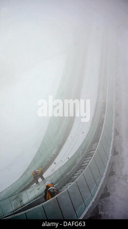 Un ski jumper est vu dans un épais brouillard au cours de la colline des femmes compétition de saut à ski individuel au Championnats du Monde de ski nordique à l'Holmenkollen Ski Arena, près d'Oslo, Norvège, le 25 février 2011. Photo : Hendrik Schmidt dpa Banque D'Images