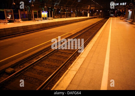 La voie ferrée sont vides à la gare centrale de Cologne, Allemagne, 22 février 2011. Une grève d'avertissement fédéral de chefs de train a mis le matin à l'arrêt des transports publics en Allemagne. Photo : Oliver Berg Banque D'Images