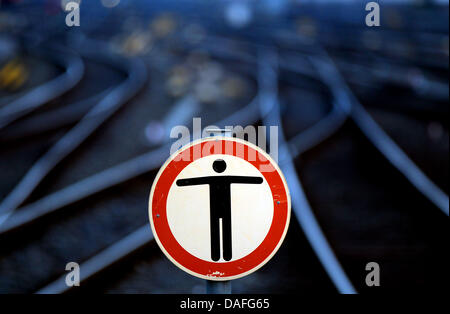 La voie ferrée derrière un panneau d'avertissement sont vides à la gare centrale de Cologne, Allemagne, 22 février 2011. Une grève d'avertissement fédéral de chefs de train a mis le matin à l'arrêt des transports publics en Allemagne. Photo : Oliver Berg Banque D'Images