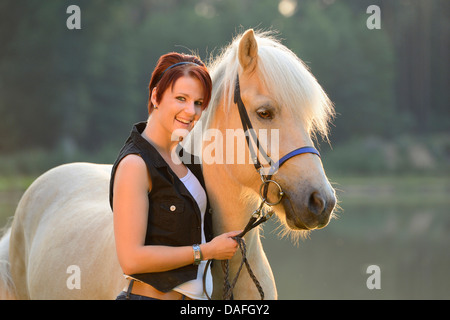 Islandic Horse, cheval islandais, Islande pony (Equus przewalskii f. caballus), beau jeune femme tenant un poney à l'étui, l'Allemagne, la Bavière Banque D'Images