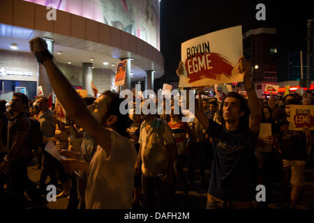 Istanbul, Turquie. 10 juillet 2013. Des démonstrations de nuit continuent à Istanbul à la suite du décès d'un jeune homme de 19 ans à Eskisehir, victime de coups brutaux par des voyous et de refus d'une attention médicale immédiate à l'hôpital d'Eskisehir. 10 juillet 2013. Photo par Bikem Ekberzade/Alamy Live News Banque D'Images