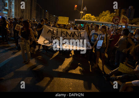 Istanbul, Turquie. 10 juillet 2013. Des démonstrations de nuit continuent à Istanbul à la suite du décès d'un jeune homme de 19 ans à Eskisehir, victime de coups brutaux par des voyous et de refus d'une attention médicale immédiate à l'hôpital d'Eskisehir. 10 juillet 2013. Photo par Bikem Ekberzade/Alamy Live News Banque D'Images