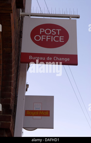 Signer pour Royal Mail office de tourisme et services Bureau de Change, Bureau de poste principal, Petersfield, Hampshire, Royaume-Uni. Banque D'Images