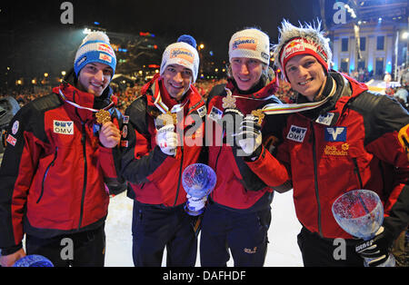 (L-R) Gregor Schlierenzauer médaillés d'or, Andreas Kofler, Martin Koch et Thomas Morgenstern d'Autriche montrent leurs médailles durant la cérémonie des médailles après le saut à ski Hommes Colline normale à l'épreuve par équipe aux Championnats du Monde de ski nordique à Oslo, Norvège, 27 février 2011. Photo : Patrick Seeger Banque D'Images