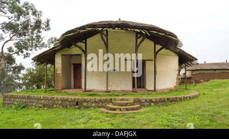 Haut fonctionnaire à l'entrée de l'empereur Menelik et l'Impératrice Taitu's Hall à Entoto à Addis Ababa, Ethiopie Banque D'Images