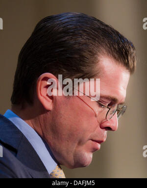 Le ministre allemand de la Défense Karl-Theodor zu Guttenberg est titulaire d'un discours à l'occasion de sa démission à Berlin, Allemagne, 1 mars 2011. Guttenberg resignes après qu'il s'est impliqué dans une affaire de plagiat de sa thèse de doctorat. Photo : Michael Kappeler Banque D'Images