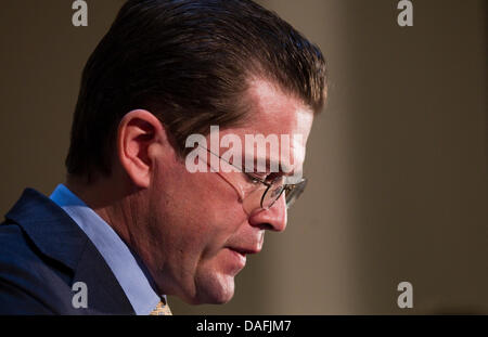 Le ministre allemand de la Défense Karl-Theodor zu Guttenberg est titulaire d'un discours à l'occasion de sa démission à Berlin, Allemagne, 1 mars 2011. Guttenberg démissionne après qu'il s'est impliqué dans une affaire de plagiat de sa thèse de doctorat. Photo : Michael Kappeler Banque D'Images