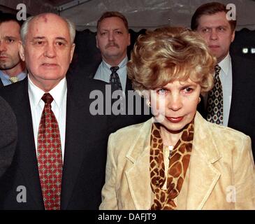 Un fichier photo montre Michaeil Michail Gorbatchev Nos Hôte (l) et sa femme Raïssa (r) au cours d'une visite à la Deutsche Oper de Berlin, Allemagne, 2 mars 1998. Michail Gorbatchev nos hôte est l'un des pères de la réunification allemande. L'ancien chef de l'Kreml a donc déjà trouvé sa place dans l'histoire. Mais avant son shorty anniversaire le 2 mars 2011, le prix Nobel de la paix est le plus de tous les intéressés Banque D'Images