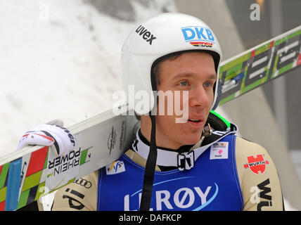 Tino Edelmann de Allemagne porte ses skis pendant la partie du saut à ski Combiné nordique à la compétition individuelle des Championnats du Monde de ski nordique à Oslo, Norvège, le 2 mars 2011. Photo : Patrick Seeger Banque D'Images