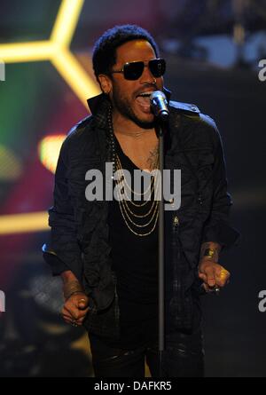 Le chanteur Lenny Kravitz effectue au cours de la télévision allemande game show 'Wetten, dass... ?' (Wanna bet que... ?) diffusée sur le réseau de télévision publique allemande ZDF à Friedrichshafen, Allemagne, 3 décembre 2011. Le divertissement est la dernière édition organisée par l'animateur de télévision allemand Gottschalk. Photo : Patrick Seeger Banque D'Images