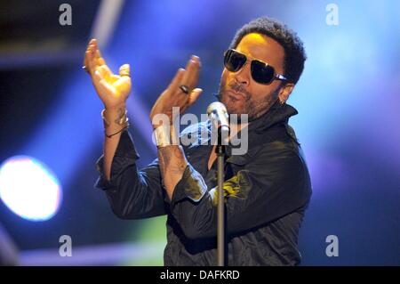 Le chanteur Lenny Kravitz effectue au cours de la télévision allemande game show 'Wetten, dass... ?' (Wanna bet que... ?) diffusée sur le réseau de télévision publique allemande ZDF à Friedrichshafen, Allemagne, 3 décembre 2011. Le divertissement est la dernière édition organisée par l'animateur de télévision allemand Gottschalk. Photo : Patrick Seeger Banque D'Images