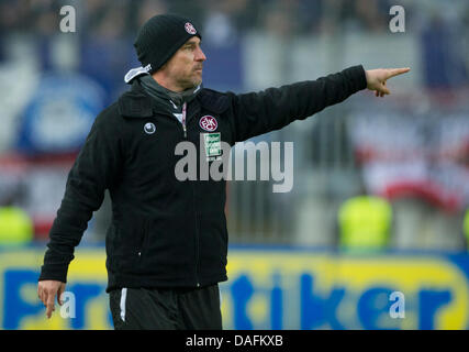 L'entraîneur-chef Kaiserslautern Marco Kurz gestes pendant le match de football Bundesliga 1. FC Kaiserslautern vs Hertha BSC Berlin au Fritz-Walter-Stadium, à Kaiserslautern, Allemagne, 03 décembre 2011. Photo : Uwe Anspach Banque D'Images