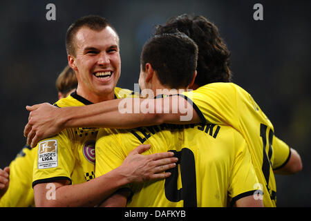 Kevin Grosskreutz Dortmund (L-R), Robert Lewandowski et Mats Hummels célébrer au cours de la Bundesliga match de football Borussia Moenchengladbach vs Borussia Dortmund Borussia Moenchengladbach au parc, Allemagne, 03 décembre 2011. Photo : Revierfoto Banque D'Images