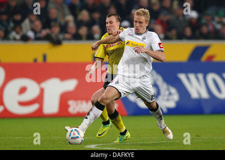 Kevin Grosskreutz Dortmund (L) et l'Gladbach Mike Hanke durant la Bundesliga match de football Borussia Moenchengladbach vs Borussia Dortmund Borussia Moenchengladbach au parc, Allemagne, 03 décembre 2011. Photo : Revierfoto Banque D'Images