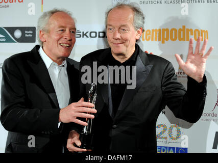 Réalisateurs belges et les frères Jean-Pierre Dardenne et Luc Dardenne posent avec leur prix lors du 24ème European Film Award au Tempodrom lieu d'exposition à Berlin, Allemagne, 3 décembre 2011. Le prix est considéré comme le "Oscar" et est décerné chaque année dans les capitales européennes. Photo : Britta Pedersen Banque D'Images