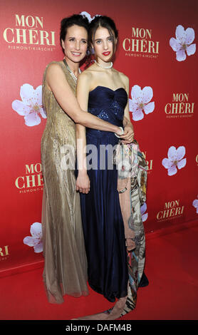 Actrice américaine Andie MacDowell (L) et sa fille Sarah Margaret Qualley assister à une fête à l'occasion de la journée nom Barbara à Munich, Allemagne, le 3 décembre 2011. Un fabricant de bonbons et sucreries allemand a lancé une campaigne de bienfaisance pour les soi-disant Barbara 24. Photo : Ursula Dueren Banque D'Images