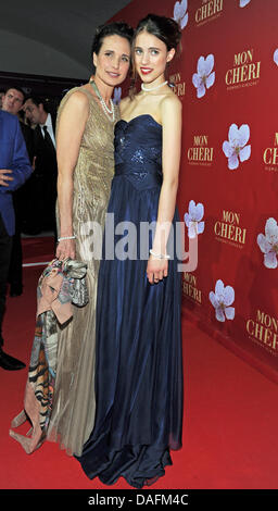 Actrice américaine Andie MacDowell (L) et sa fille Sarah Margaret Qualley assister à une fête à l'occasion de la journée nom Barbara à Munich, Allemagne, le 3 décembre 2011. Un fabricant de bonbons et sucreries allemand a lancé une campaigne de bienfaisance pour les soi-disant Barbara 24. Photo : Ursula Dueren Banque D'Images