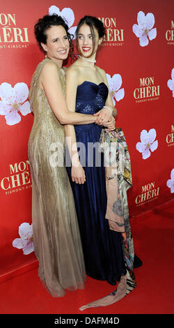 Actrice américaine Andie MacDowell (L) et sa fille Sarah Margaret Qualley assister à une fête à l'occasion de la journée nom Barbara à Munich, Allemagne, le 3 décembre 2011. Un fabricant de bonbons et sucreries allemand a lancé une campaigne de bienfaisance pour les soi-disant Barbara 24. Photo : Ursula Dueren Banque D'Images