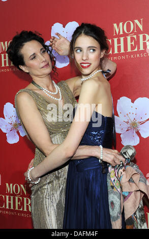 Actrice américaine Andie MacDowell (L) et sa fille Sarah Margaret Qualley assister à une fête à l'occasion de la journée nom Barbara à Munich, Allemagne, le 3 décembre 2011. Un fabricant de bonbons et sucreries allemand a lancé une campaigne de bienfaisance pour les soi-disant Barbara 24. Photo : Ursula Dueren Banque D'Images