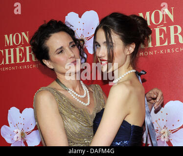 Actrice américaine Andie MacDowell (L) et sa fille Sarah Margaret Qualley assister à une fête à l'occasion de la journée nom Barbara à Munich, Allemagne, le 3 décembre 2011. Un fabricant de bonbons et sucreries allemand a lancé une campaigne de bienfaisance pour les soi-disant Barbara 24. Photo : Ursula Dueren Banque D'Images