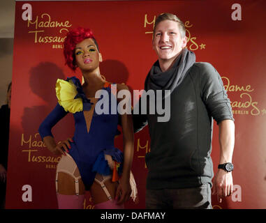 Bastian Schweinsteiger joueur de football allemand se tient à côté d'une figure de cire de Rihanna le chanteur lors de la visite d'un Hambourg FC Bayern Munich fan club à Hambourg, Allemagne, 04 décembre 2011. Schweinsteiger a visité la fête de Noël du club. Photo : Christian Charisius Banque D'Images