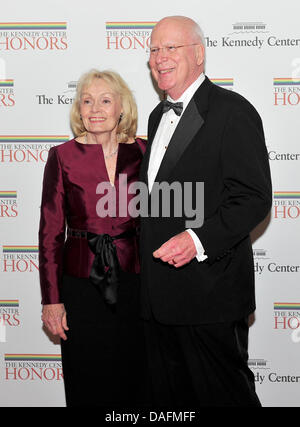 États-unis le sénateur Patrick Leahy (démocrate du Massachusetts), président du comité du sénat américain Judiciiary, et son épouse, Marcelle, arrivent pour le dîner officiel de l'artiste en l'honneur des lauréats du Kennedy Center Honors 2011 organisé par la secrétaire d'État américaine Hillary Rodham Clinton au département d'État des États-Unis à Washington, D.C. le samedi 3 décembre 2011. Credit Banque D'Images