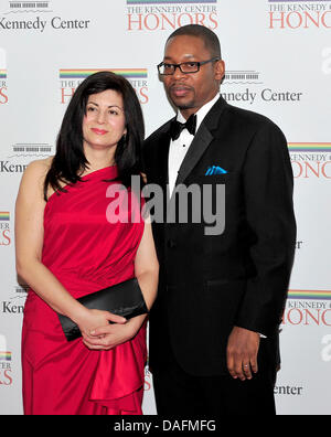 Ravi Coltrane et Kathleen Hennessy arrivent pour le dîner officiel de l'artiste en l'honneur des lauréats du Kennedy Center Honors 2011 organisé par la secrétaire d'État américaine Hillary Rodham Clinton au département d'État des États-Unis à Washington, D.C. le samedi 3 décembre 2011. Credit : Ron Sachs / CNP Banque D'Images