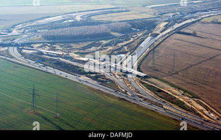 Fichier - une archive photo datée du 25 novembre 2011 montre le site de construction de l'autoroute à la jonction Schwanebeck Berliner Ring (A 10) vers l'autoroute A 11 près de Bernau (104), Allemagne. La jonction d'autoroute Schwanebeck sera étendue à la jonction d'autoroute 104 dans les deux prochaines années. Photo : PATRICK PLEUL Banque D'Images