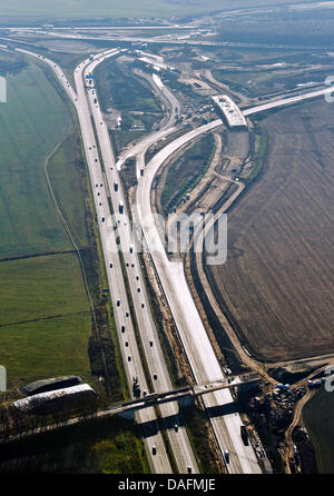 Fichier - une archive photo datée du 25 novembre 2011 montre le site de construction de l'autoroute à la jonction Schwanebeck Berliner Ring (A 10) vers l'autoroute A 11 près de Bernau (104), Allemagne. La jonction d'autoroute Schwanebeck sera étendue à la jonction d'autoroute 104 dans les deux prochaines années. Photo : PATRICK PLEUL Banque D'Images