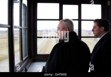 Document - un document photo datée du 05 décembre 2011 montre le premier ministre de Basse-Saxe David McAllister (R) et Volkswagen PDG Martin Winterkorn visiter le site commémoratif de l'ancien camp de concentration d'Auschwitz-Birkenau, à l'occasion du 25e anniversaire de la Réunion internationale de la jeunesse au Centre Auschwitz Oswiecim, Pologne. Photo : FRISO GENTSCH / document / usage éditorial Banque D'Images