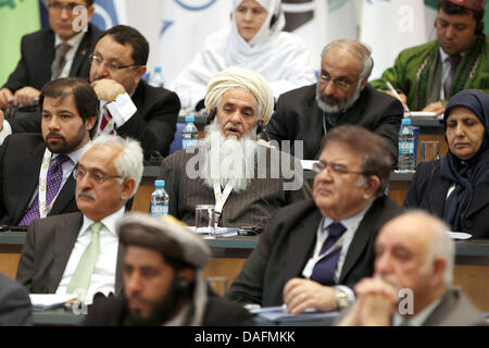 La délégation afghane assiste à la Conférence internationale sur l'Afghanistan à Bonn, Allemagne, 05 décembre 2011. Les politiciens sont réunis à l'occasion de la Conférence internationale sur l'Afghanistan à la recherche d'une voie à suivre après le retrait des troupes de combat de l'OTAN en 2014. Photo : OLIVER BERG Banque D'Images