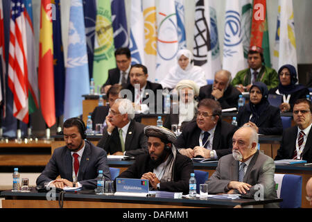 La délégation de l'Afghanistan participe à la Conférence internationale sur l'Afghanistan à Bonn, Allemagne, 05 décembre 2011. Les politiciens sont réunis à l'occasion de la Conférence internationale sur l'Afghanistan à la recherche d'une voie à suivre après le retrait des troupes de combat de l'OTAN en 2014. Photo : OLIVER BERG Banque D'Images