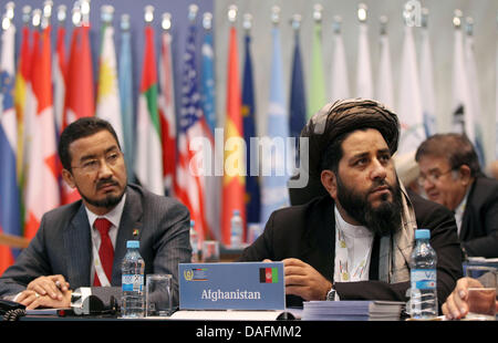 La délégation de l'Afghanistan participe à la Conférence internationale sur l'Afghanistan à Bonn, Allemagne, 05 décembre 2011. Les politiciens sont réunis à l'occasion de la Conférence internationale sur l'Afghanistan à la recherche d'une voie à suivre après le retrait des troupes de combat de l'OTAN en 2014. Photo : OLIVER BERG Banque D'Images