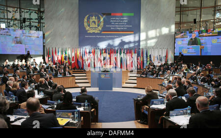 La délégation de l'Afghanistan participe à la Conférence internationale sur l'Afghanistan à Bonn, Allemagne, 05 décembre 2011. Les politiciens sont réunis à l'occasion de la Conférence internationale sur l'Afghanistan à la recherche d'une voie à suivre après le retrait des troupes de combat de l'OTAN en 2014. Photo : OLIVER BERG Banque D'Images