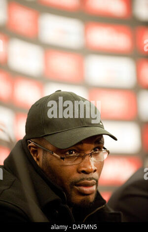 Boxe Française Jean-Marc Mormeck professionnel assiste à une conférence de presse sur la lutte entre Klitschko et Mormeck à Duesseldorf, Allemagne, 05 décembre 2011. La lutte a été annulée. Champion du monde poids lourds W. Klitschko ne peut pas défendre son titre contre les Français Mormeck. Photo : BERND THISSEN Banque D'Images