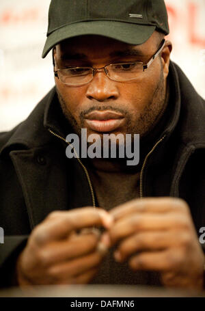 Boxe Française Jean-Marc Mormeck professionnel assiste à une conférence de presse sur la lutte entre Klitschko et Mormeck à Duesseldorf, Allemagne, 05 décembre 2011. La lutte a été annulée. Champion du monde poids lourds W. Klitschko ne peut pas défendre son titre contre les Français Mormeck. Photo : BERND THISSEN Banque D'Images