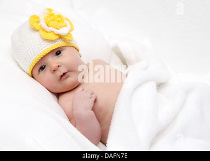 De tricot de bébé Bébé chapeau blanc à l'arrière Banque D'Images