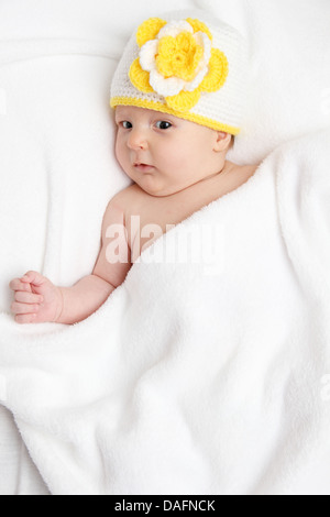 De tricot de bébé Bébé chapeau blanc à l'arrière Banque D'Images