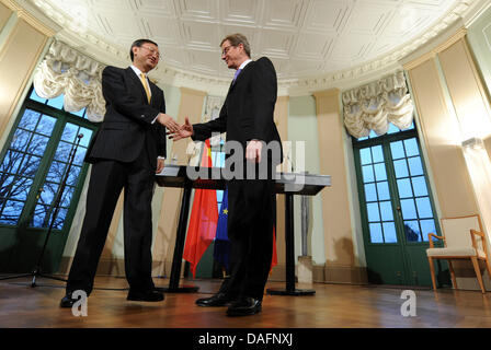 Le ministre des Affaires étrangères allemand Guido Westerwelle (R) reçoit le ministre chinois des Affaires étrangères Yang Jiechi à signer des accords et pour des entretiens à la Villa Borsig à Berlin, Allemagne, 07 décembre 2011. Photo : JOERG CARSTENSEN Banque D'Images